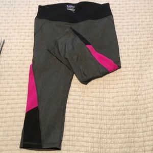 2/18 3/25 4/30 Tek gear Capri pants